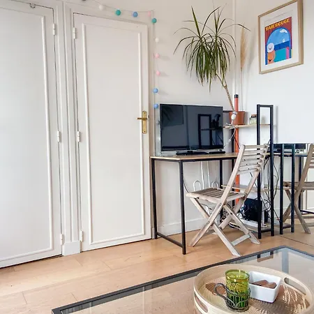 Appartement Avec Terrasse Agréable, Métro Paris20